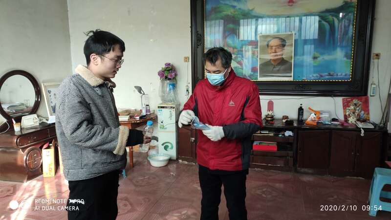 1.入户桑应超家发放医用口罩和消毒液