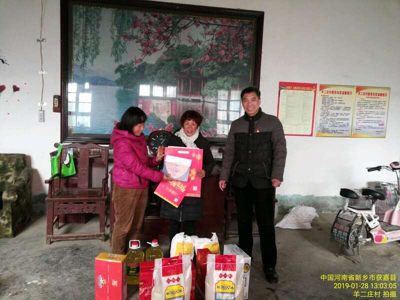 2.入户慰问看望贫困户李雪梅